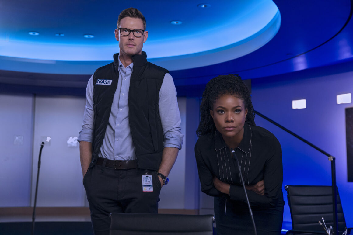 Logan (Tom Hopper) and Pam Proctor (Gabrielle Union) in SPACE CADET Photo Credit: Eric Liebowitz//Prime Video